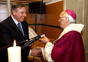 Übergabe der Dokumente des Wunderprozesses Übergabe der Dokumente des Wunderprozesses