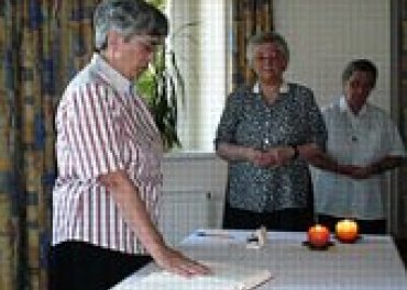 Sr. Maria Judith, die neue Generalleiterin, legt ihr Amtsgelöbnis ab.