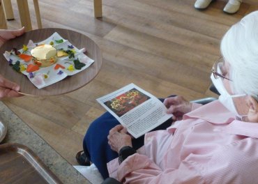 Zeichen der Liebe schmückten das Geschenk der Eucharistie am Gründonnerstag